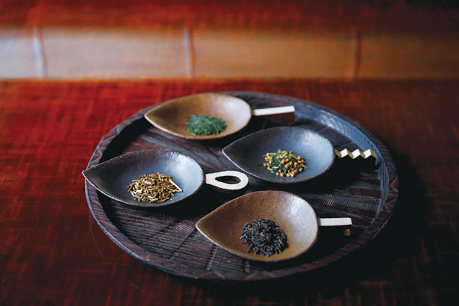 お皿に盛った4種の茶葉