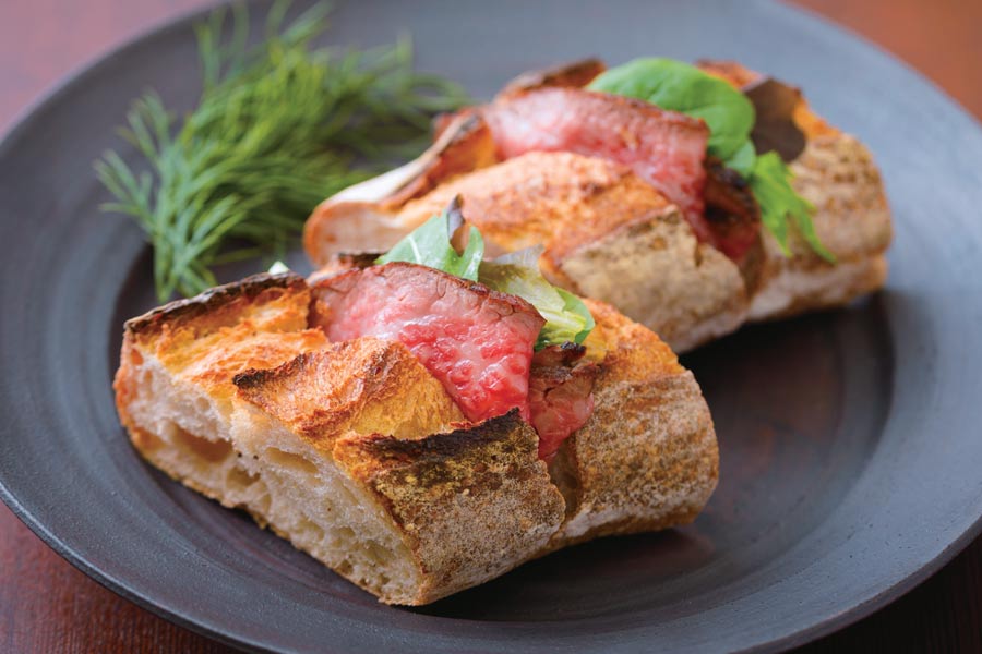 炙り牛肉を挟んだバゲット