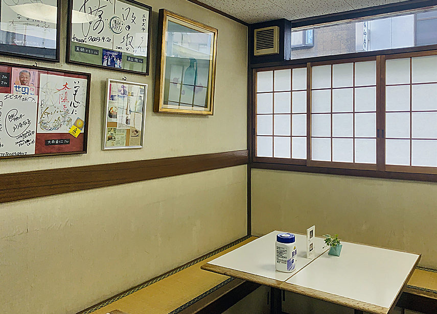 有名人のサインが飾られた店内