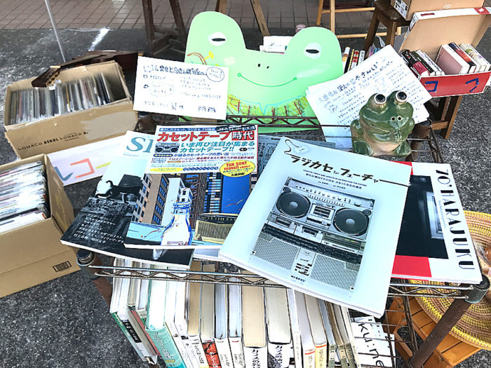 箱に入れられた古書や雑誌など