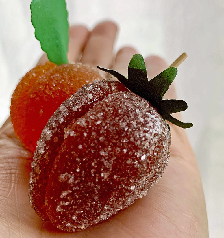 いちご味の赤いゼリーとみかん味のオレンジ色のゼリー