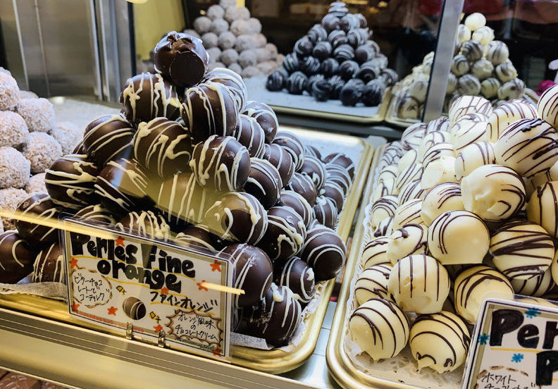 山積みされたまるいチョコ―レート菓子