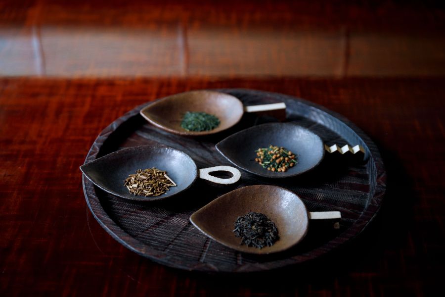 お盆にのった４種類の茶葉