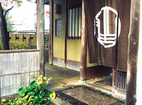 茶菓円山のエントランス