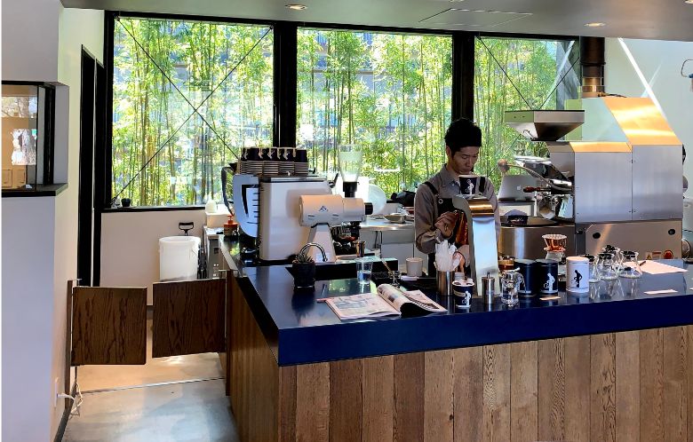 天井が高く開放的な嵐山オカフェの内観