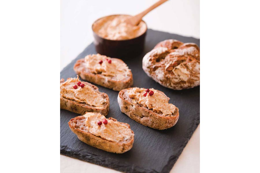 豚肉のリエットが乗ったカンパーニュ