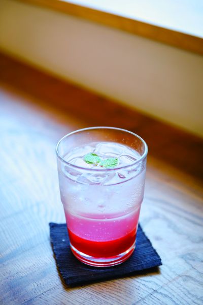 きれいなピンク色のいちごソーダ