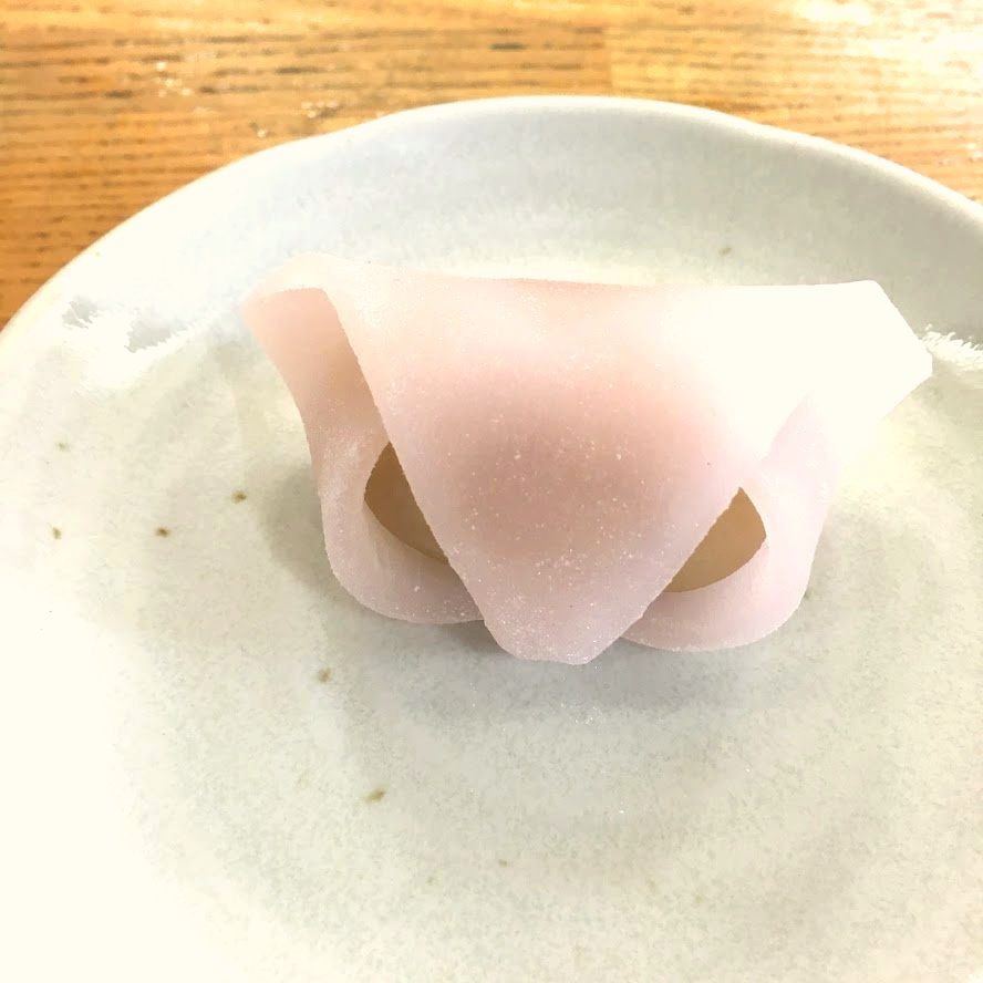 淡いピンクが儚げなお菓子の花衣