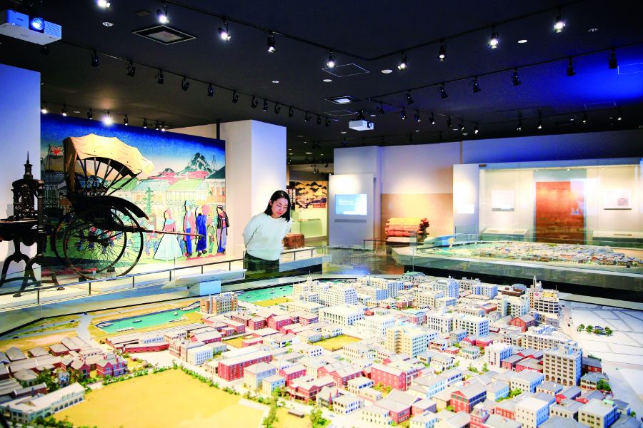 神戸市立博物館でジオラマを眺める女性