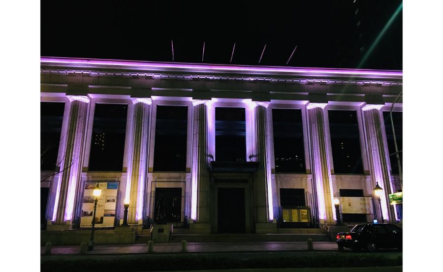 夜の神戸市立博物館の外観ライトアップ