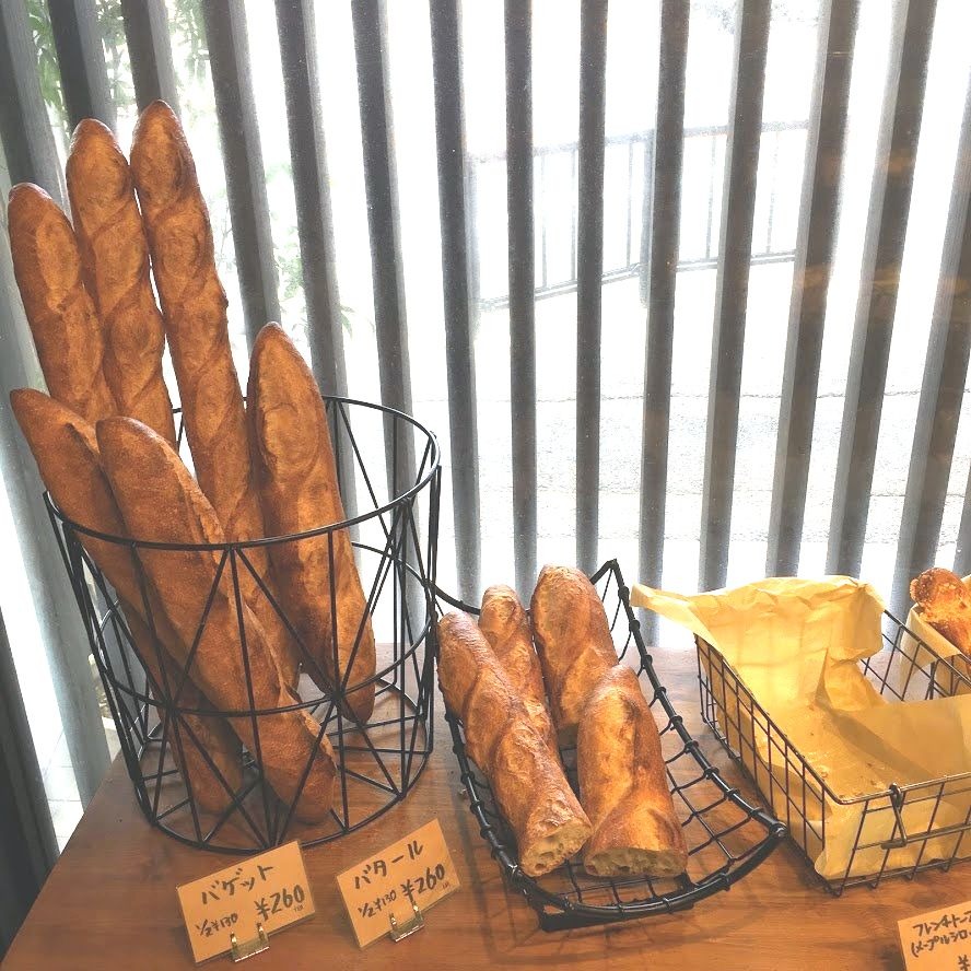 バゲット類なども豊富に並ぶ店内