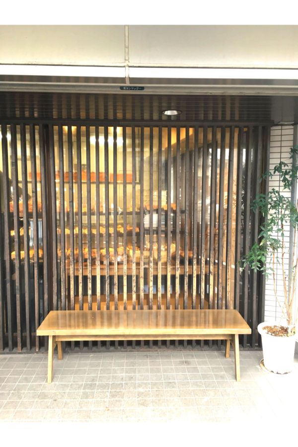 店の前にベンチも設置したパンや松