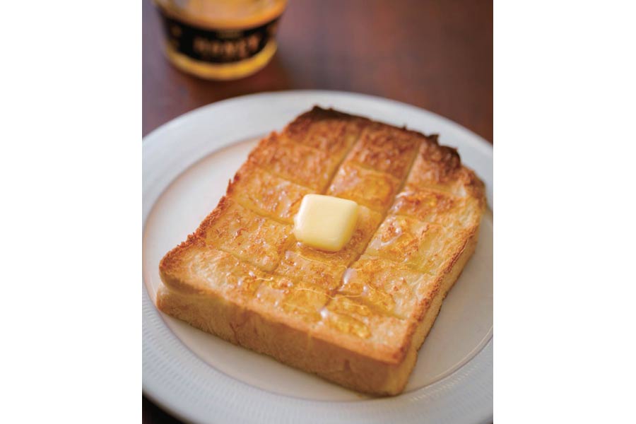 バターとハチミツが乗った食パン