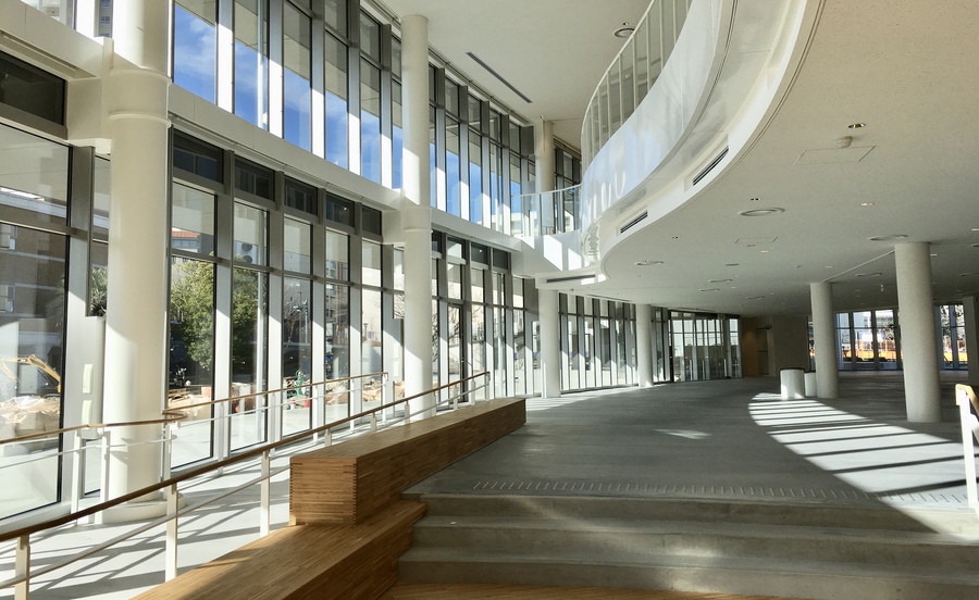 宝塚市立文化芸術センターのガラス張りの建築