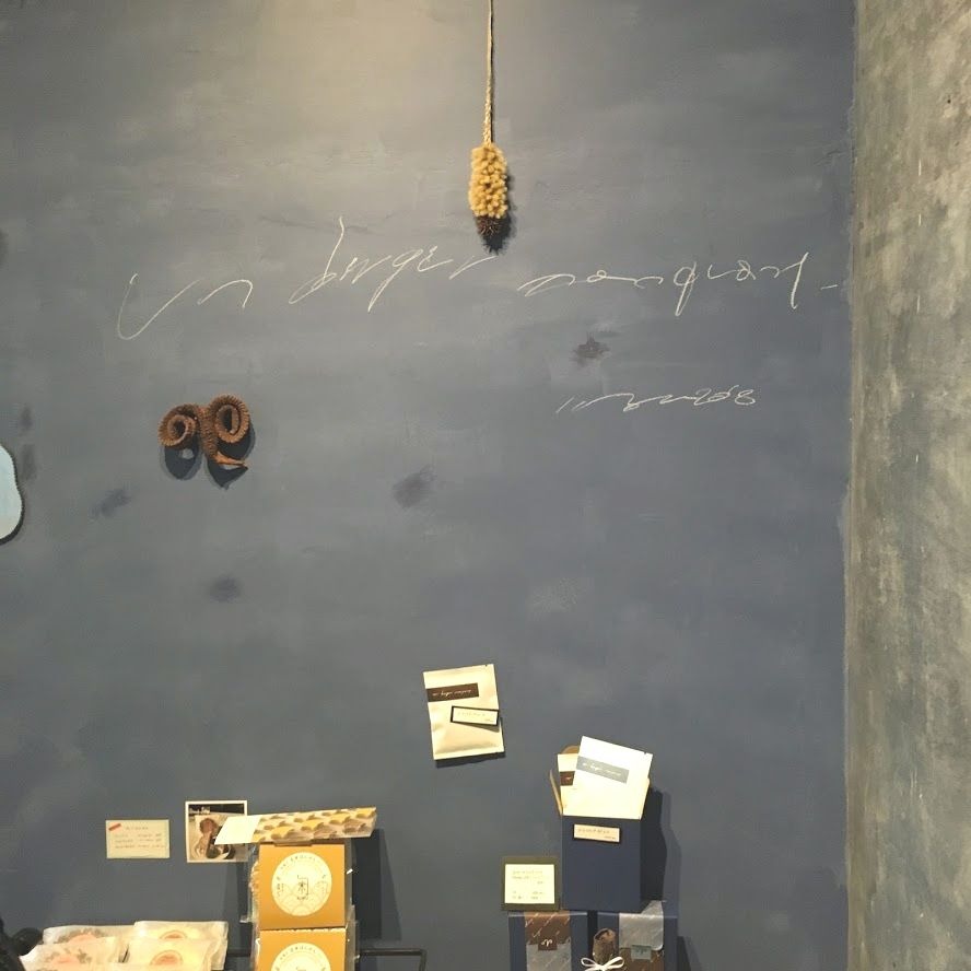 雑貨やアクセサリーなども販売する店内