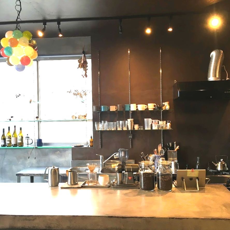 ブドウをイメージした照明が利いた店内