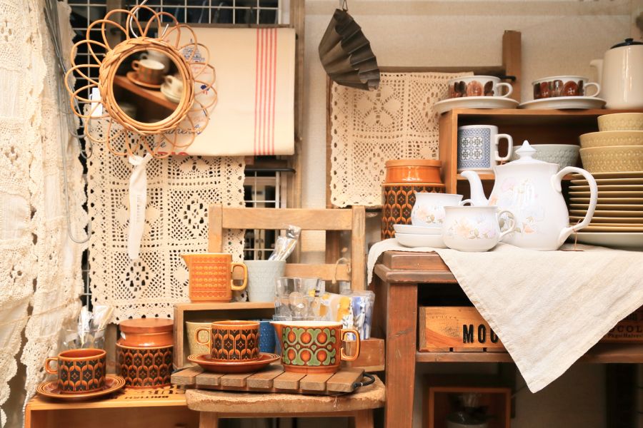 カントリー調の食器や家具が並ぶショップの店内