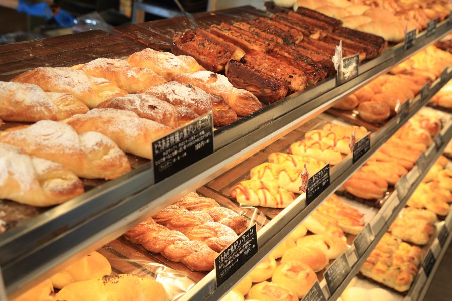 焼き立てのパンがずらりと並ぶ