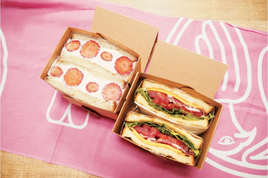 おいしそうないちごのクリームサンドとサンドイッチ