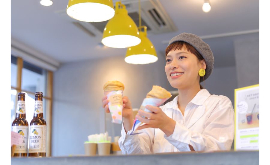 黄色がアクセントになったおしゃれな店内