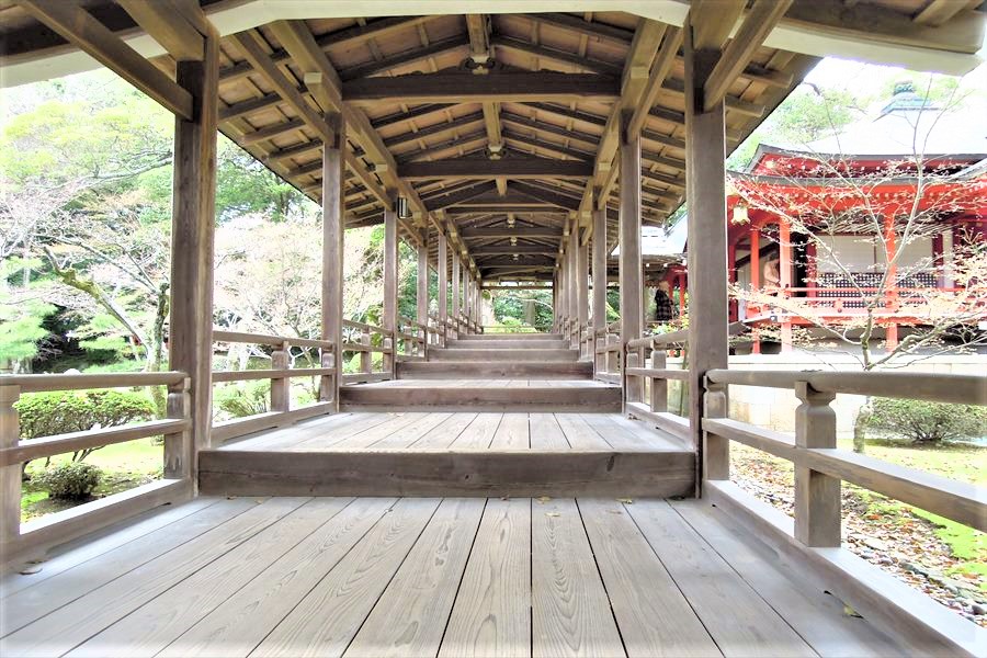 長い木の渡り廊下がのびる大覚寺境内
