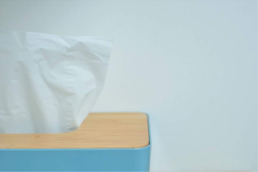 ブルーのボックスに入ったティッシュペーパー