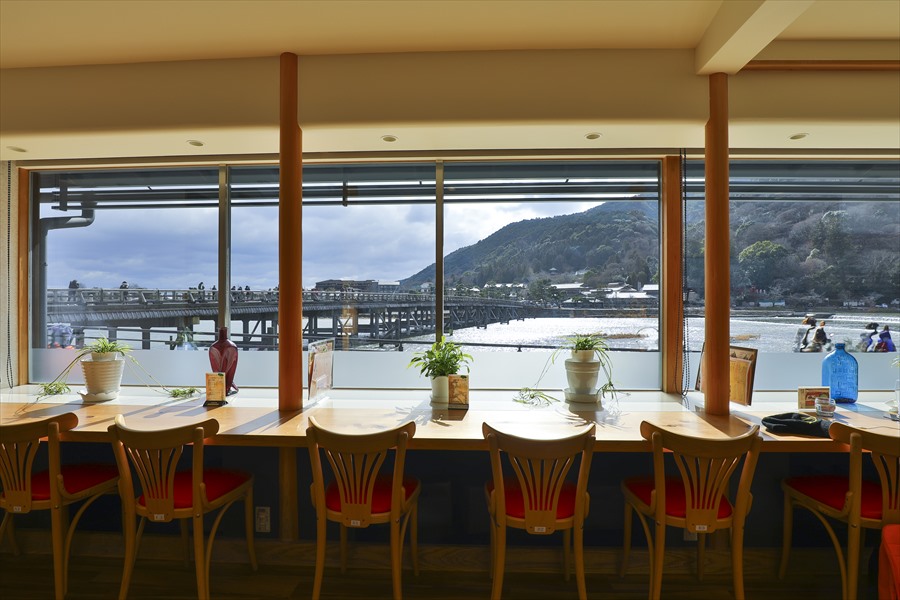 桜餅が有名な琴きき茶屋から眺める嵐山渡月橋