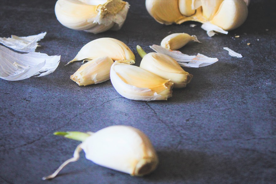 黒いテーブルに置かれたにんにくのかけら
