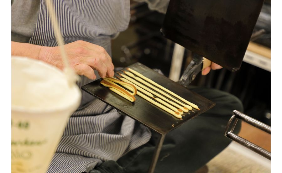 田中金盛堂でせんべいを焼くところ