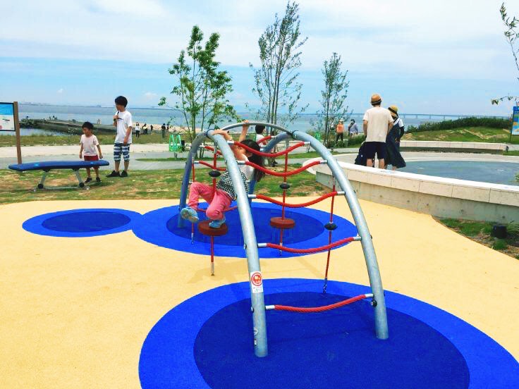 ハシゴを渡る子ども