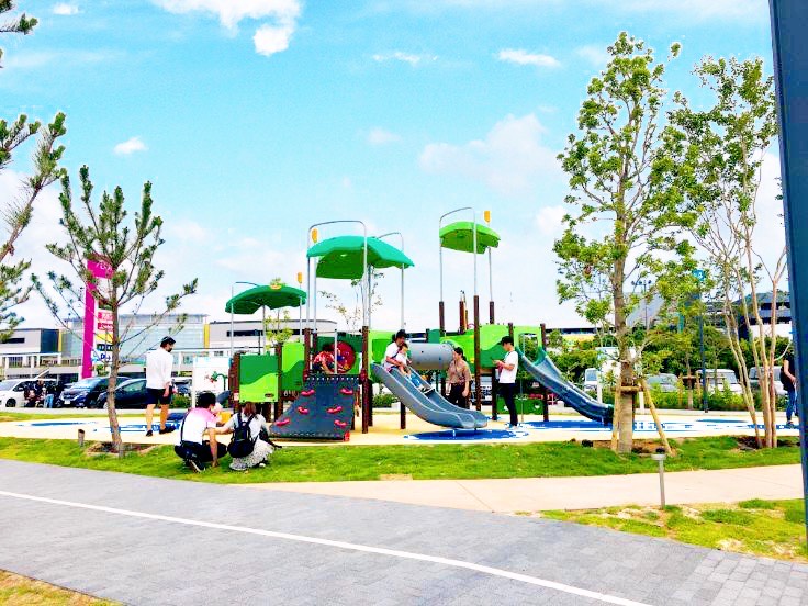 遊びの仕掛けがいっぱいの複合遊具で遊ぶ子どもたち