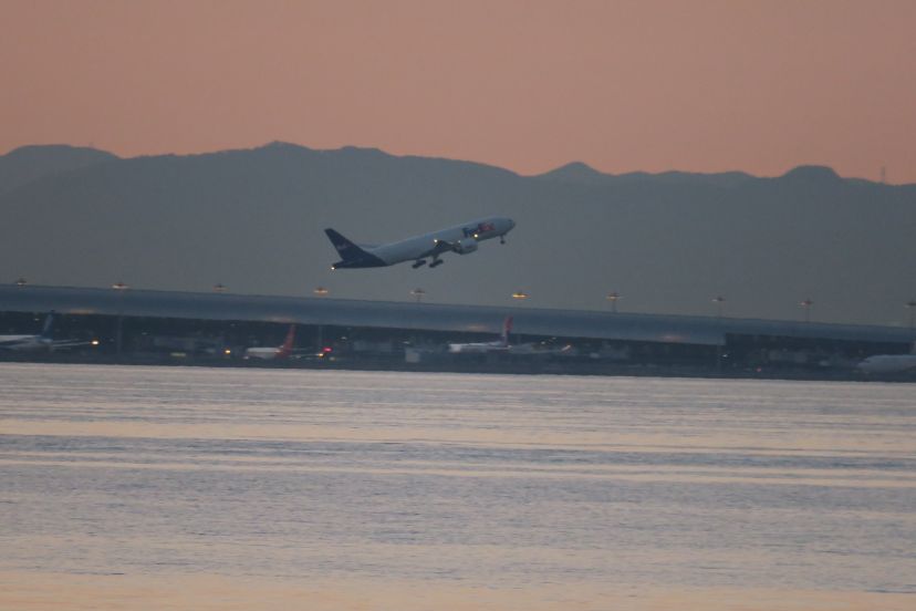 飛び立つ飛行機