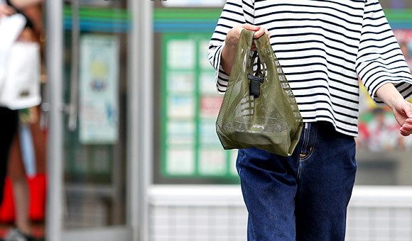 エコバッグを手に持つ女性