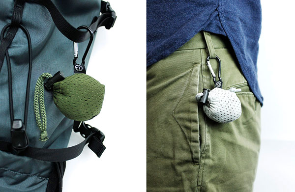 ベルトループとかばんにカラビナでつながったエコバッグ