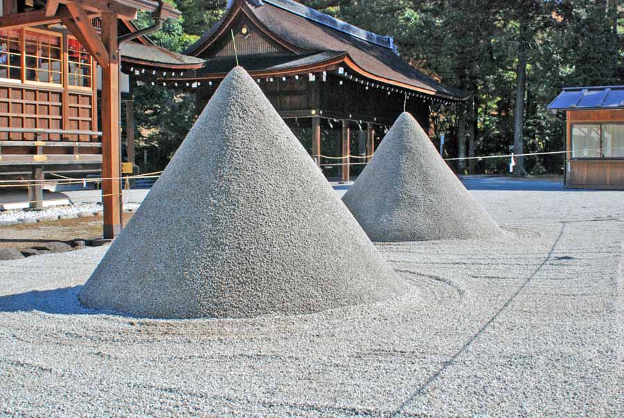 神の依り代として円錐に盛られた立砂