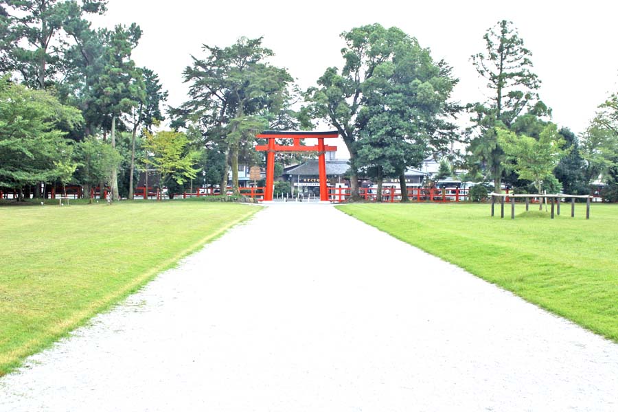 白砂利を敷き詰めた参道の先に朱塗りの鳥居