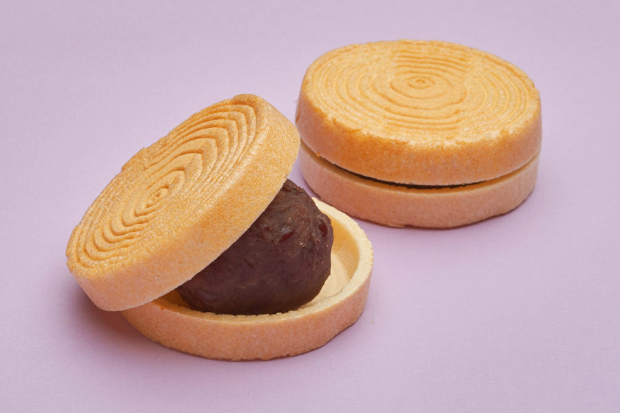 あんこが中に挟まれたもなか