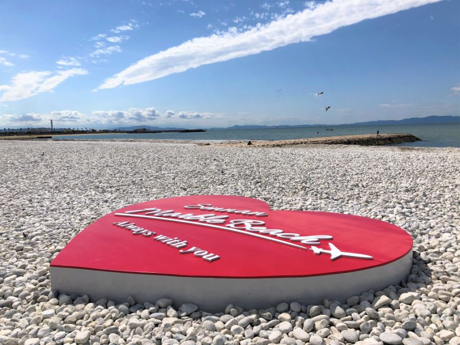 青と白のコントラストが印象駅なマーブルビーチ