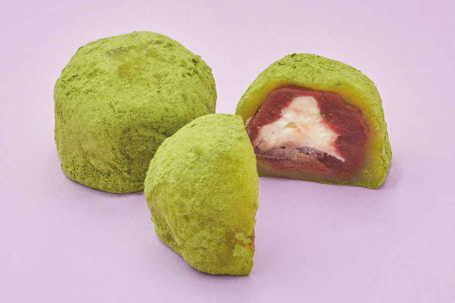 中に黒糖餡とクリームが入った抹茶餅