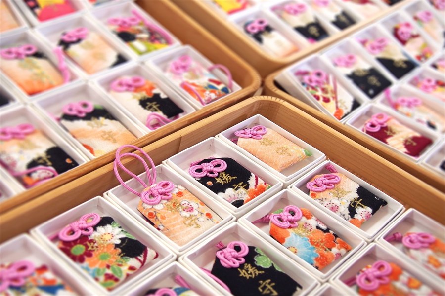 ピンク色のかわいらしいお守りが並ぶ授与所