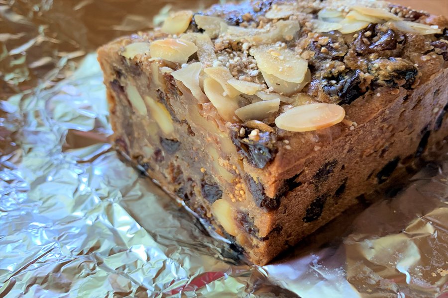 ラム酒にたっぷり浸したフルーツがたくさん入ったフルーツブレッド