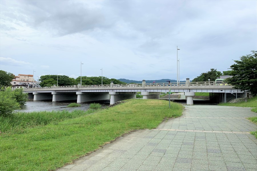 下鴨本通りと交差する鴨川河川敷