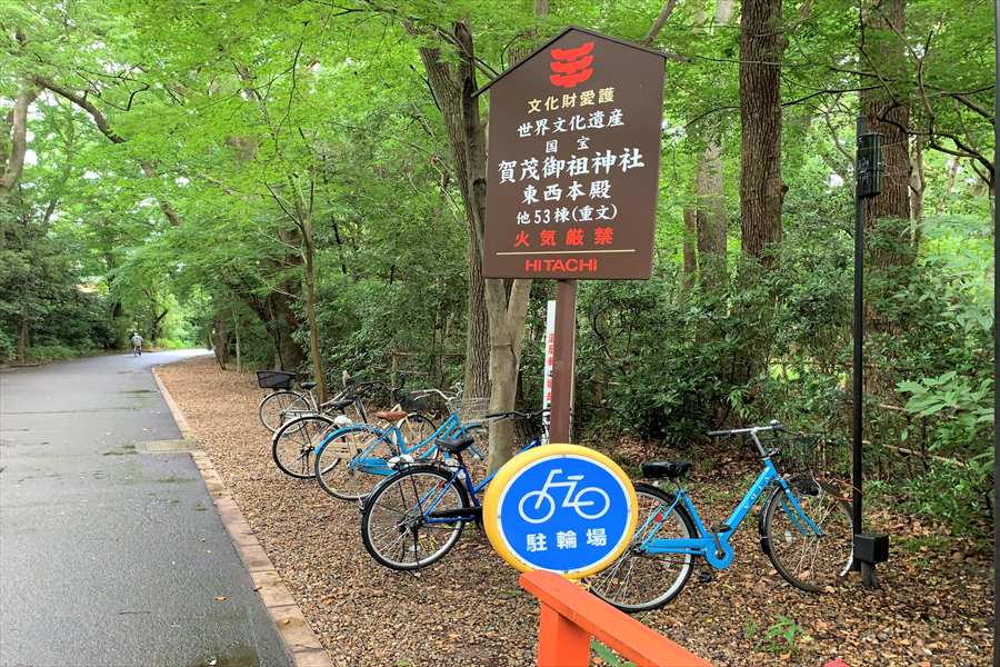 河合神社の横に設けられた駐輪場