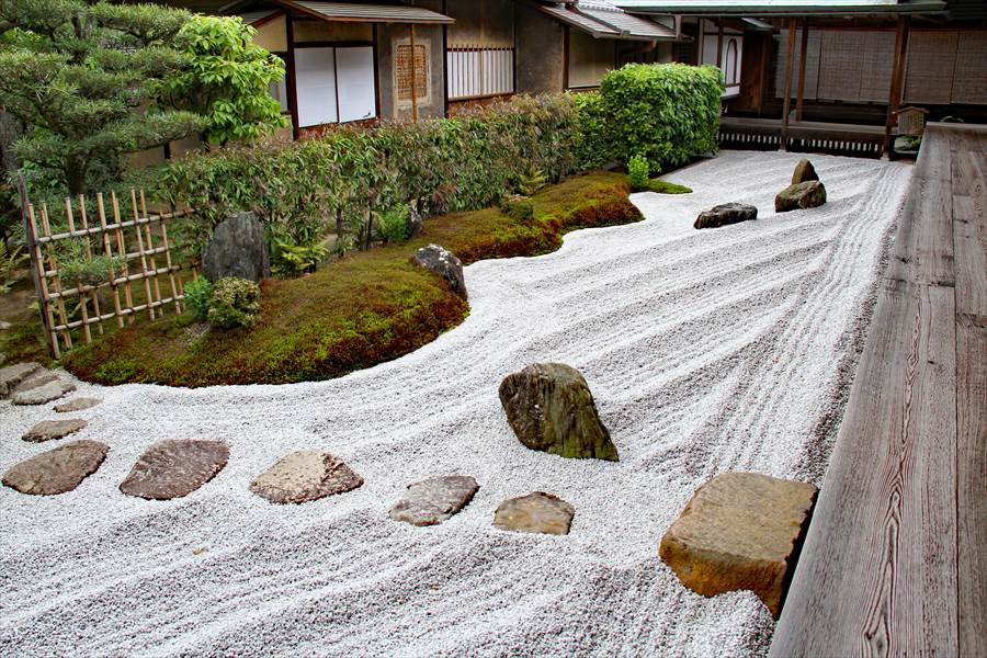 縁側から眺める瑞峯院の枯山水