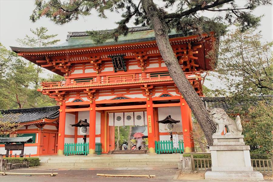 朱塗りの今宮神社山門