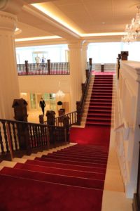 2階から眺める赤じゅうたんの階段