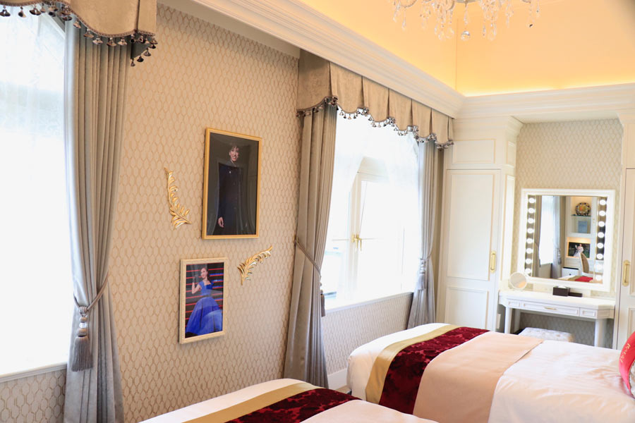 壁に飾られたトップコンビのパネル