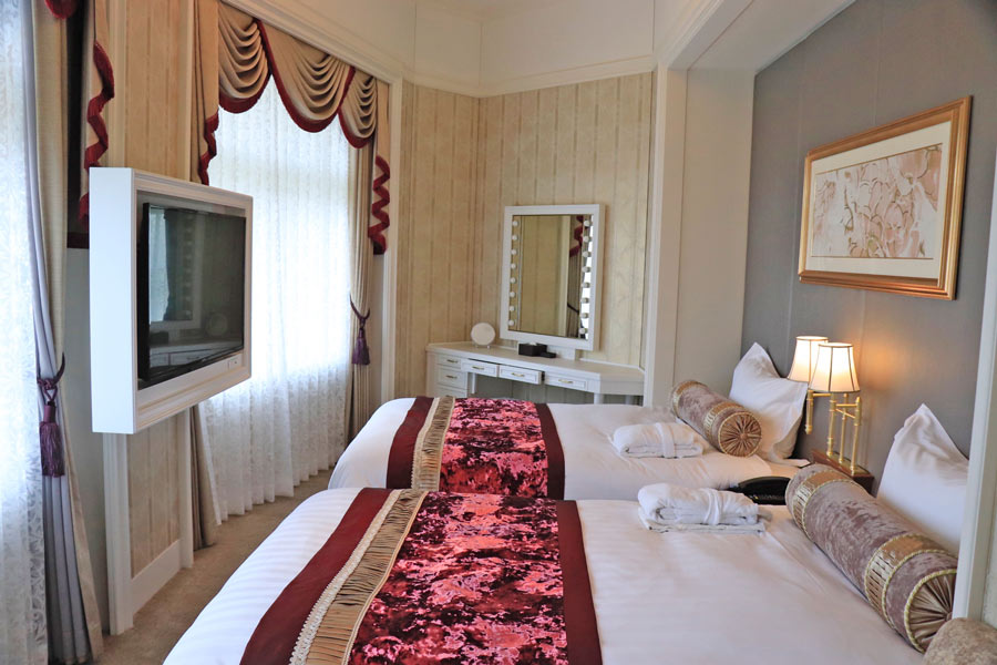 スイートルームのベッドルーム