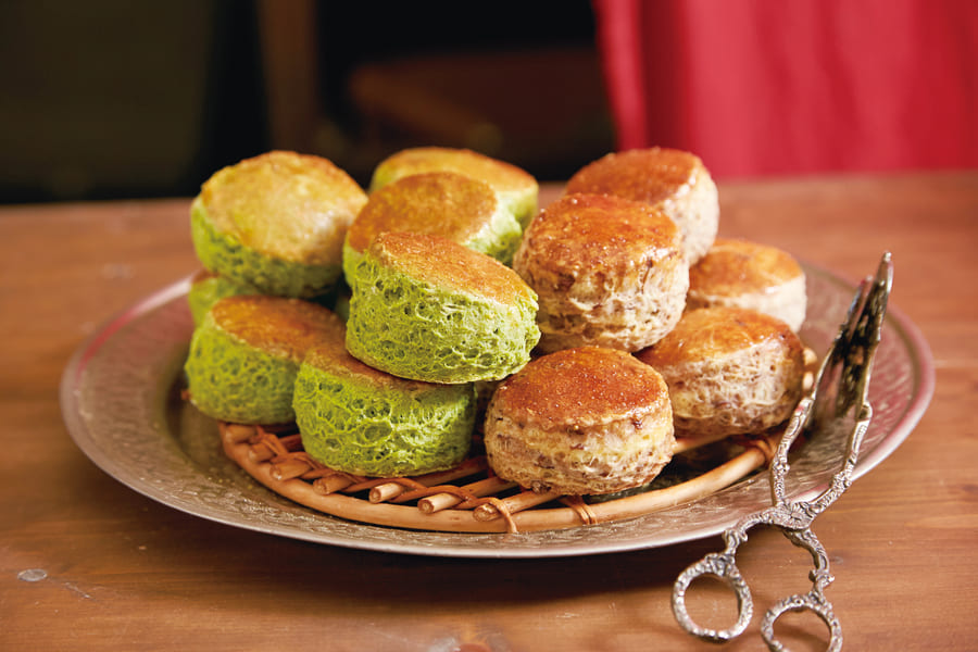 お皿にたくさん盛られた「和のおやつ つばきや」のスコーン