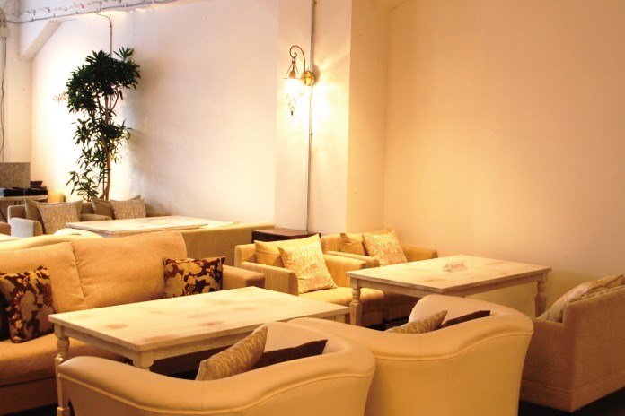 ゆったりとしたソファー席が心地よいハルカフェ